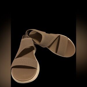 NWOT: size 8 Easy Spirit Taupe Open-Toe Sandals